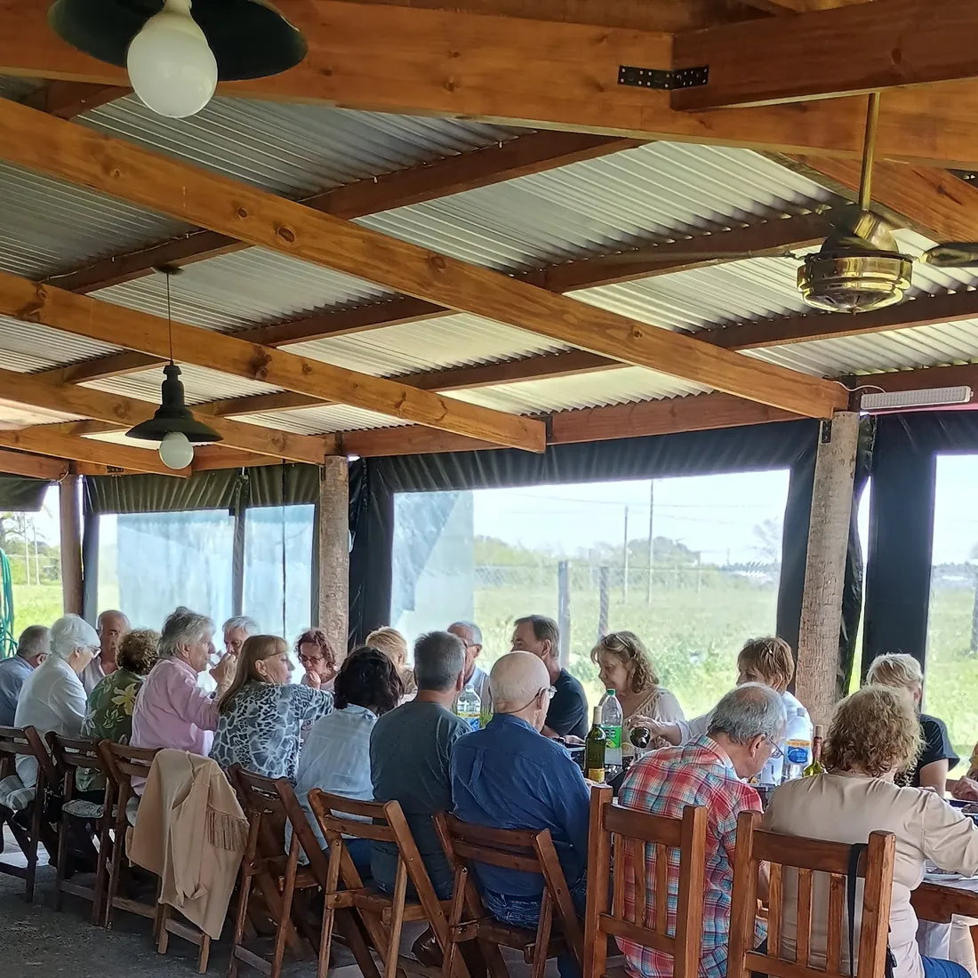 Un almuerzo familiar en la galería, La Herminia Eventos, Bolívar