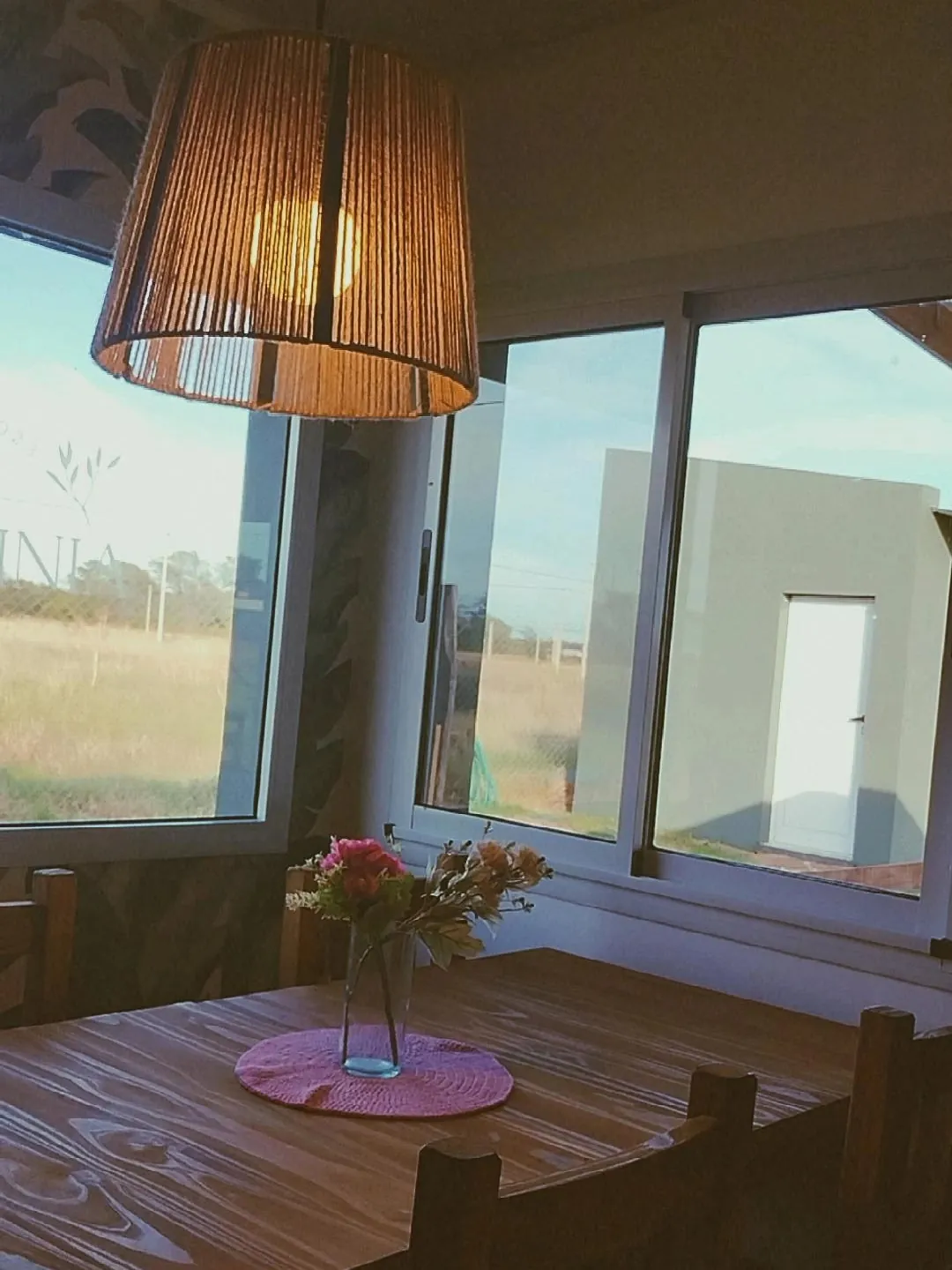 Un salón con el campo en las ventanas, La Herminia Eventos