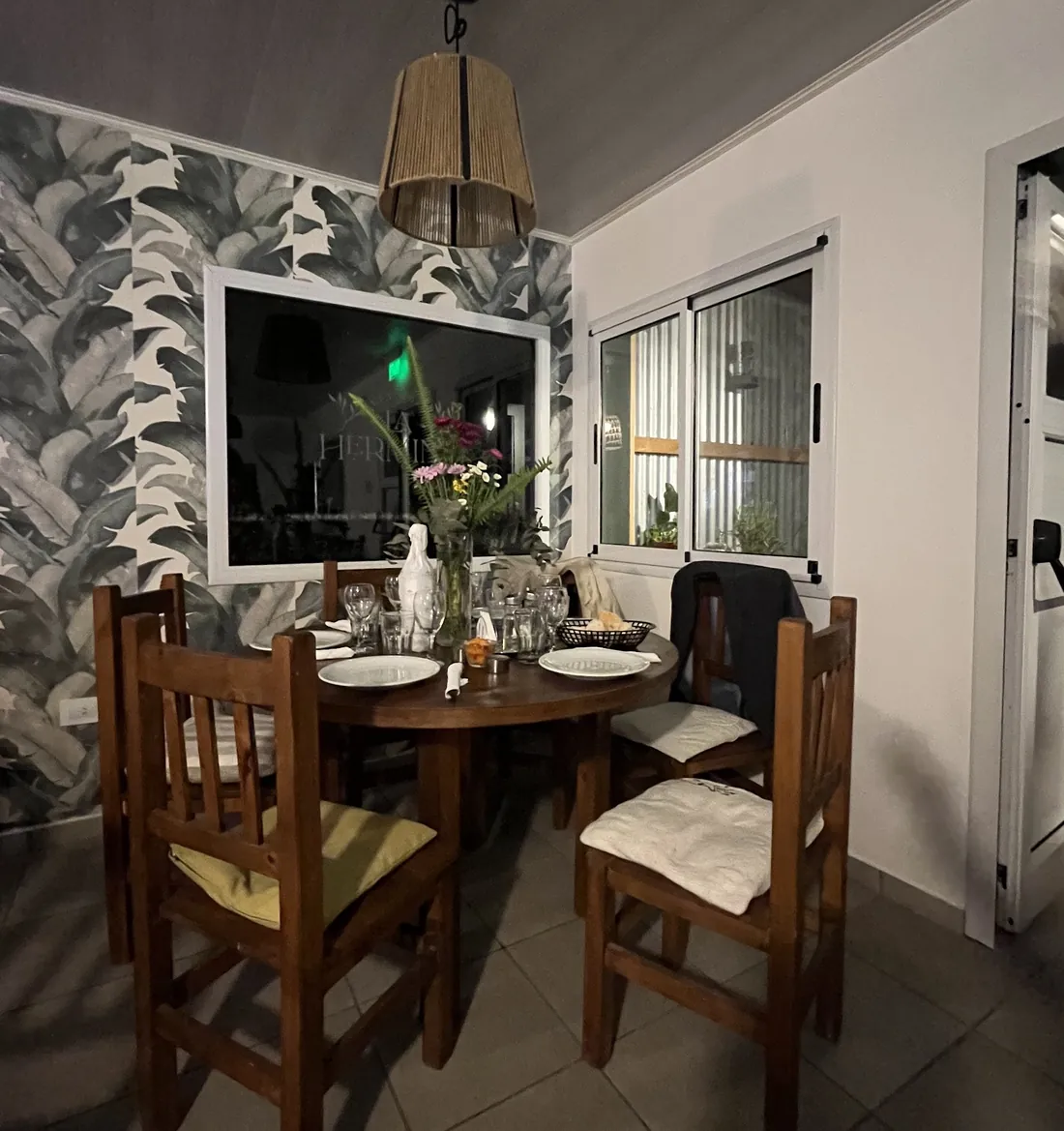 El salón con las mesas armadas, La Herminia Eventos, Bolívar